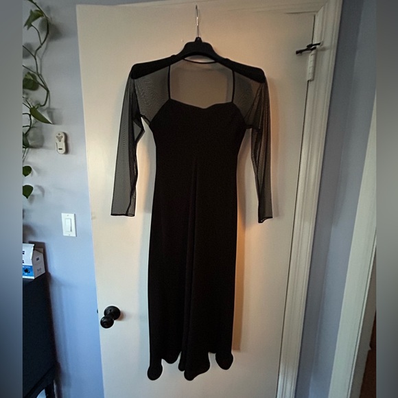 Vintage Jones New York Dress
SZ. 4P             11.5” PTP

Gorgeous mesh sleeves - Picture 2 of 4